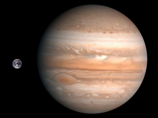 Jupiter-Earth-4444